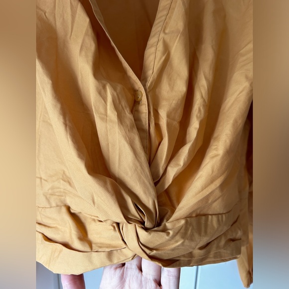 Yellow top with buttons and front knot - Picture 2 of 4